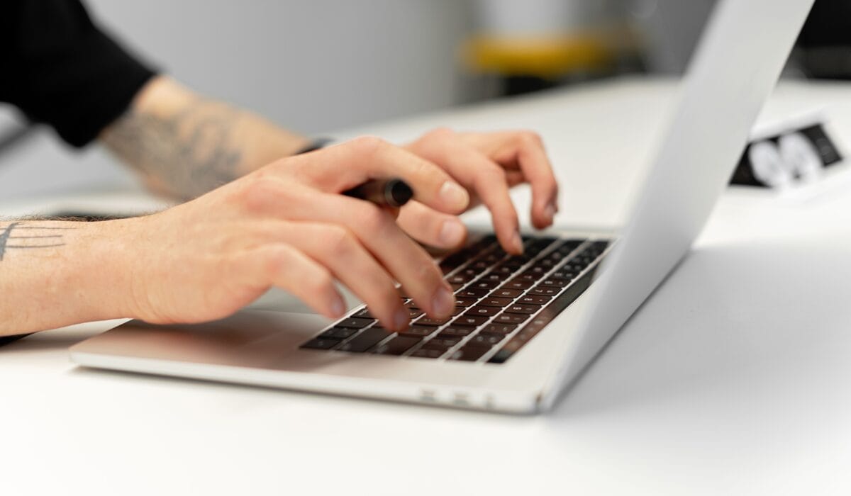 servicepagina titels schrijven — Titels voor dienstpagina’s — Photo by Mikhail Nilov on Pexels